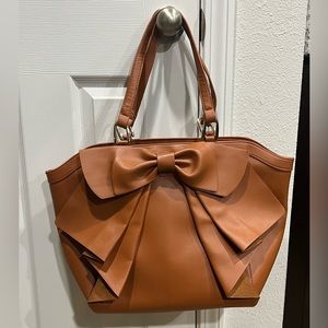 Elegant top-handle tote bag